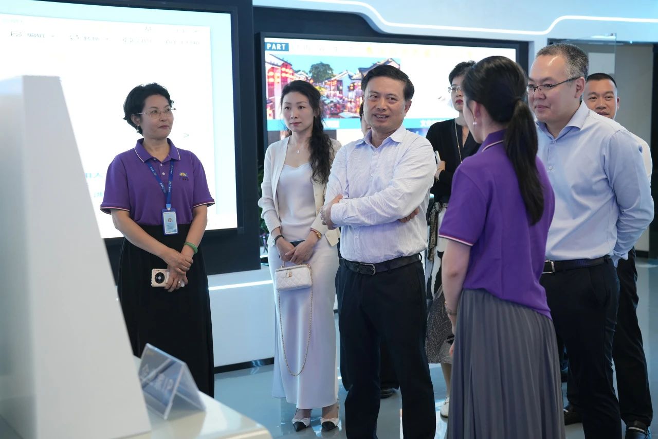 民盈集团、天安数码城向导一行莅临亚星管理平台集团旅行交流