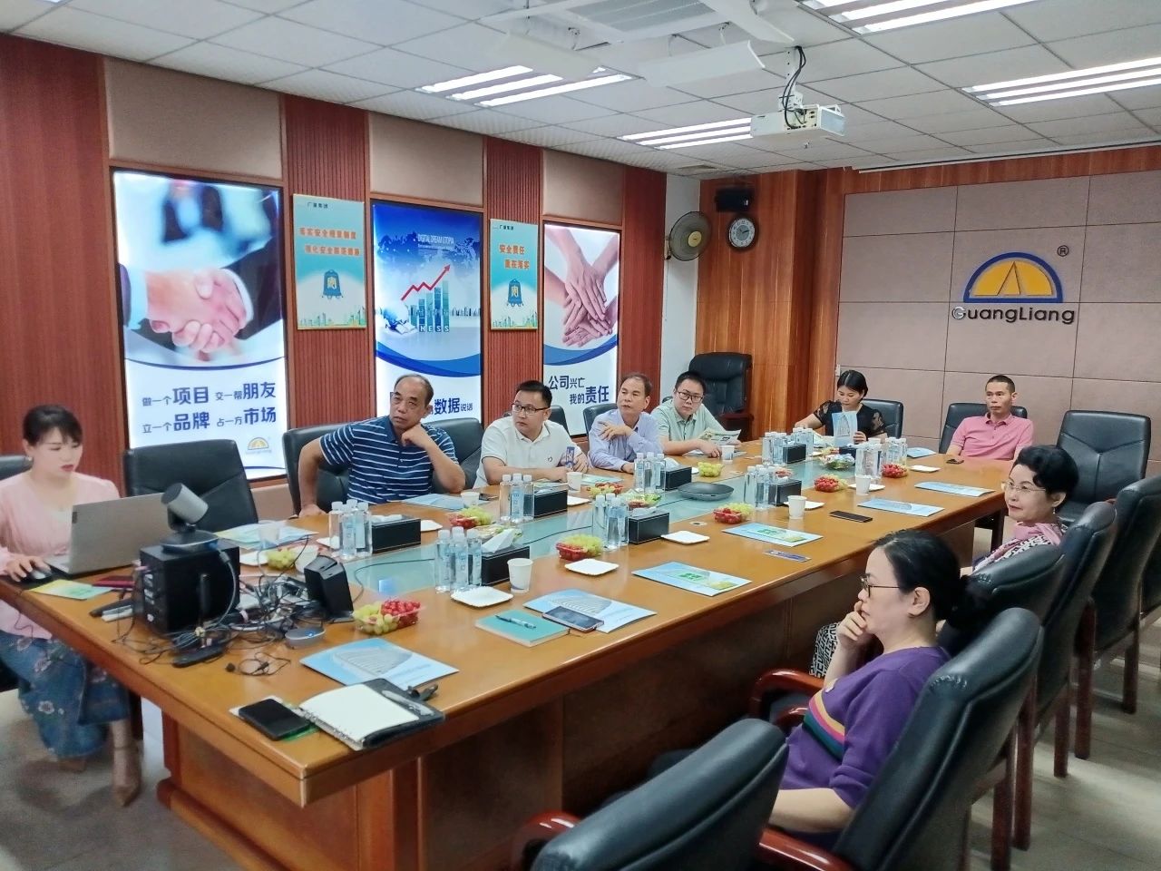 高州市根子镇政府党委及商会向导一行莅临亚星管理平台集团交流座谈同营生长