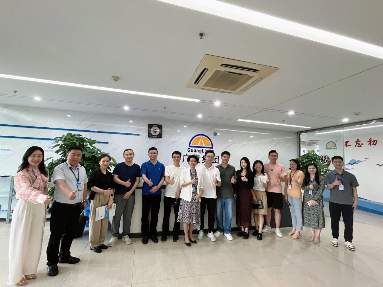 东莞南城都会更新中心携企业考察团莅临亚星管理平台集团旅行交流