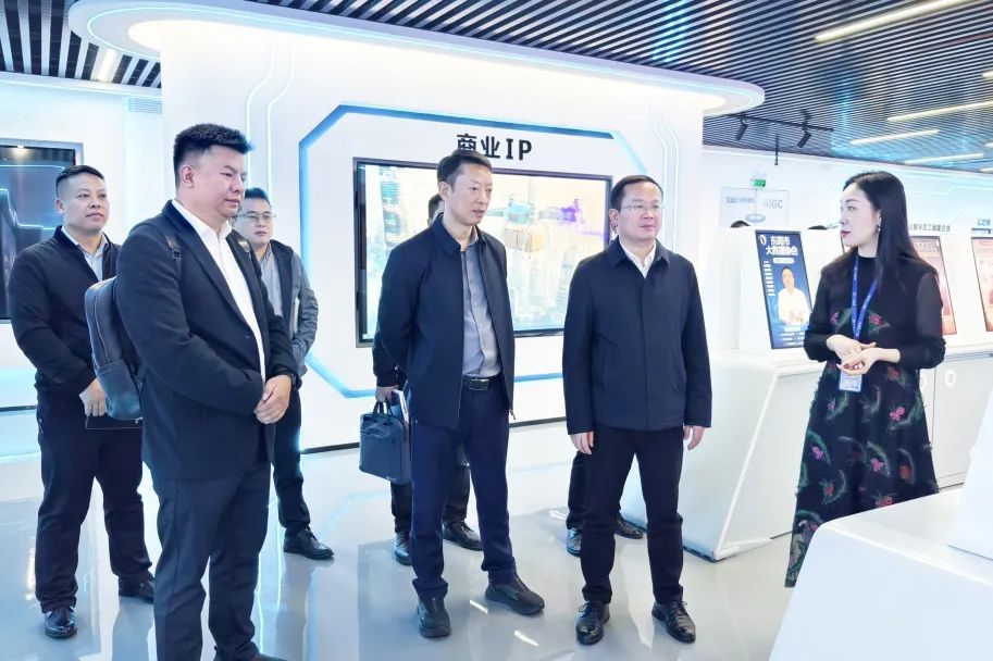 铜仁市大数据局党组书记、局长雷宏一行莅临亚星管理平台集团旅行交流
